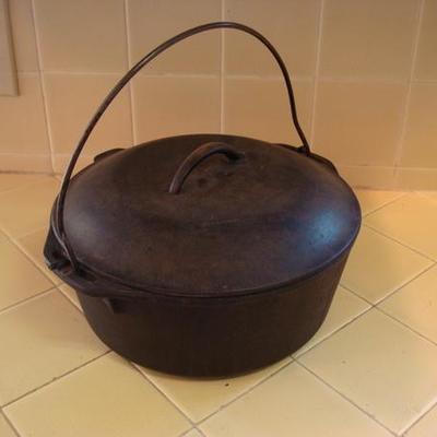 K 111 - LODGE 10 1/4 Dutch Oven w/ Drip Top Lid #8