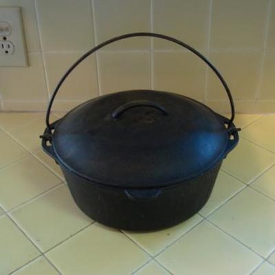 K 111 - LODGE 10 1/4 Dutch Oven w/ Drip Top Lid #8