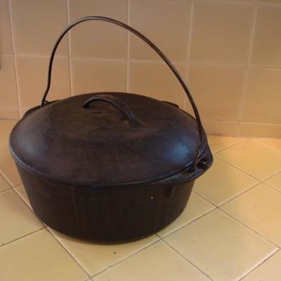 K 111 - LODGE 10 1/4 Dutch Oven w/ Drip Top Lid #8