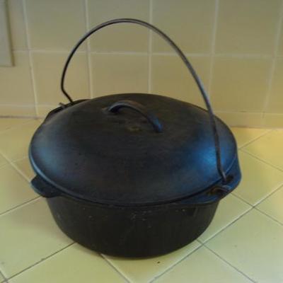 K 111 - LODGE 10 1/4 Dutch Oven w/ Drip Top Lid #8