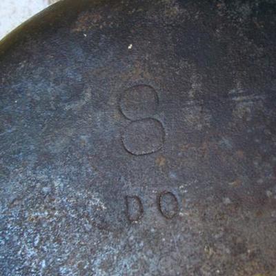 K 111 - LODGE 10 1/4 Dutch Oven w/ Drip Top Lid #8