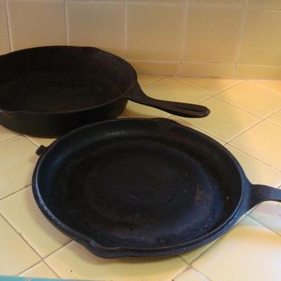 K 113 - 2 piece Wagner Cast Iron Skillet Set