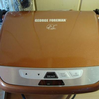 GR 107 - George Foreman Grill w/ Numerous Plates