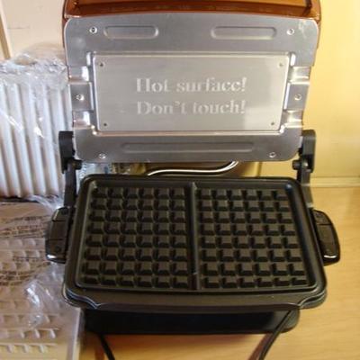 GR 107 - George Foreman Grill w/ Numerous Plates