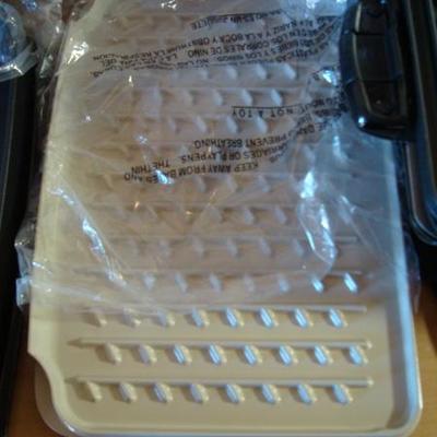 GR 107 - George Foreman Grill w/ Numerous Plates