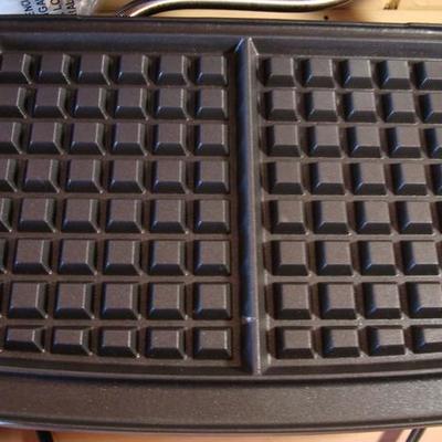 GR 107 - George Foreman Grill w/ Numerous Plates