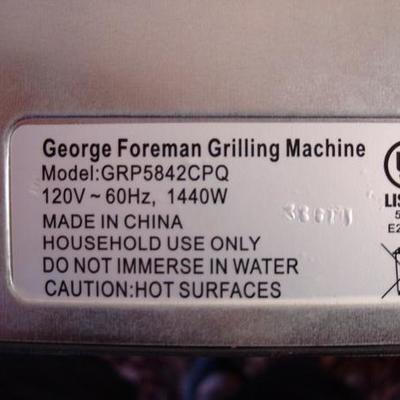 GR 107 - George Foreman Grill w/ Numerous Plates