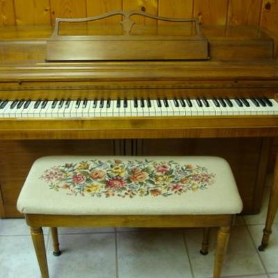 GR 158 - Wurlitzer Piano w/ Bench