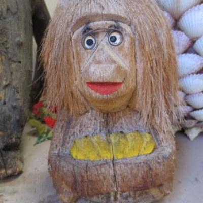 P 102 - Outdoor Tiki & Plant Lot