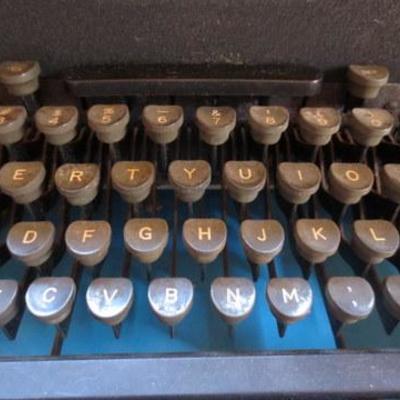 S 113 - Vintage Underwood Manual Typewriter