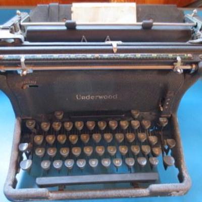 S 113 - Vintage Underwood Manual Typewriter