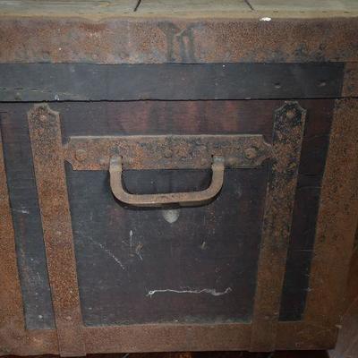 Up Lot 22: Army Chest