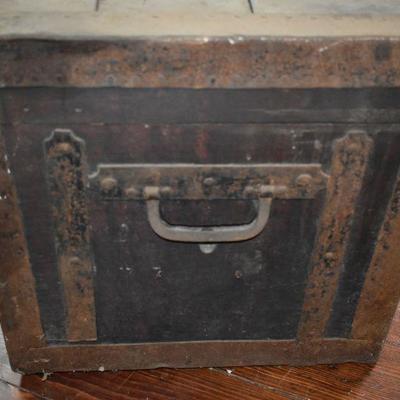 Up Lot 22: Army Chest