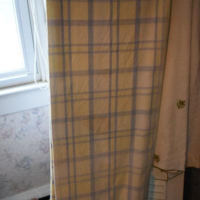 Up Lot 52: Linens