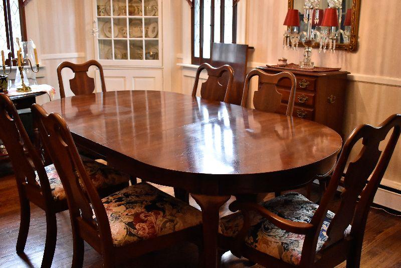 D Lot 1: Vintage Bassett Dining Room Table | EstateSales.org