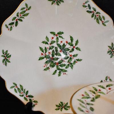 D Lot 14: Lenox Holiday Cookie & Cake Plates