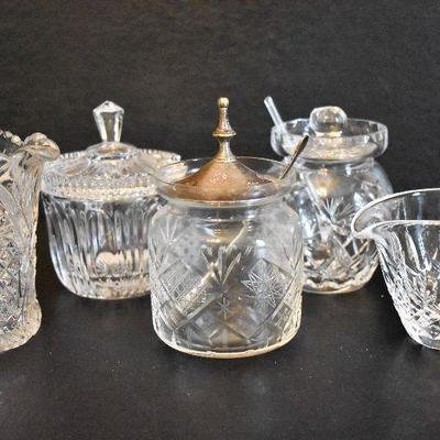 D Lot 17: Collection of Sugar and Creamers