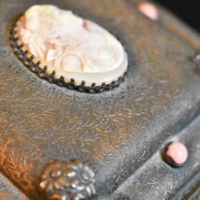 D Lot 20: Vintage Trinket Box with Carved Cameo