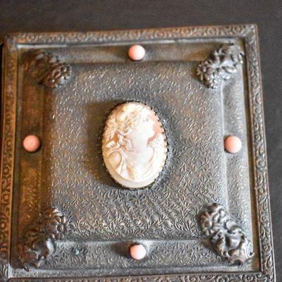 D Lot 20: Vintage Trinket Box with Carved Cameo