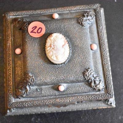 D Lot 20: Vintage Trinket Box with Carved Cameo