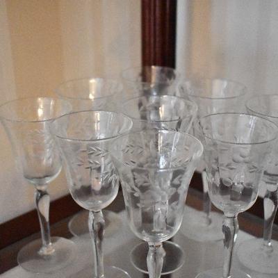 D Lot 34: Set of Vintage Etched Wine Glasses