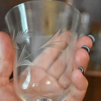 D Lot 39: Collection of Vintage Etched Glasses