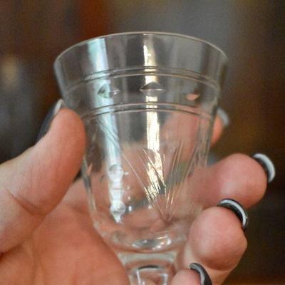 D Lot 39: Collection of Vintage Etched Glasses