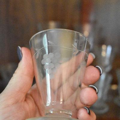 D Lot 39: Collection of Vintage Etched Glasses