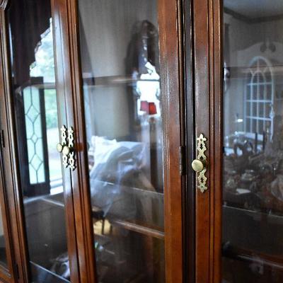 D Lot 40: Vintage Bassett Footed China Cabinet