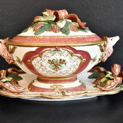 D Lot 42: Fitz and Floyd Florentine Holiday Tureen