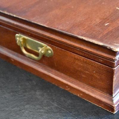 D Lot 55: Community Flatware Chest
