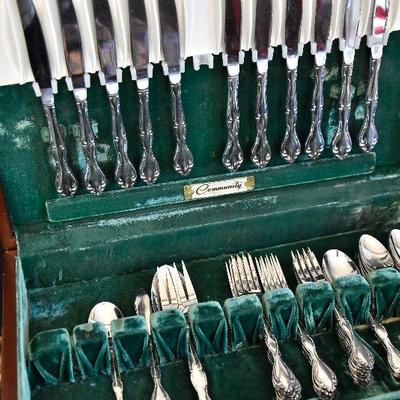 D Lot 55: Community Flatware Chest