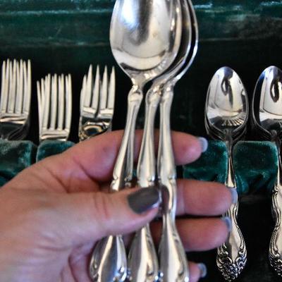 D Lot 55: Community Flatware Chest