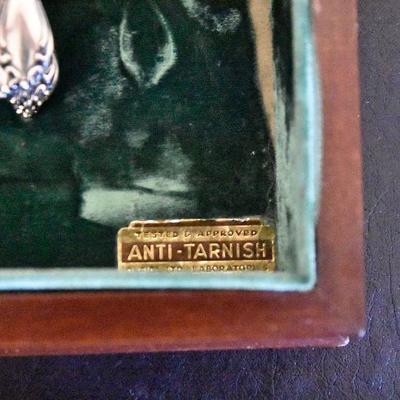 D Lot 55: Community Flatware Chest