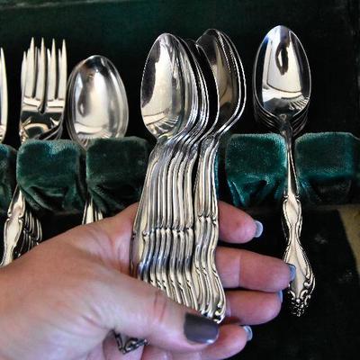 D Lot 55: Community Flatware Chest