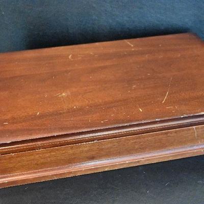 D Lot 55: Community Flatware Chest