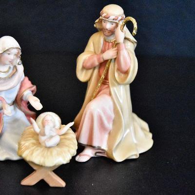 D Lot 66: Lenox Little Town of Bethlehem Nativity Figurines