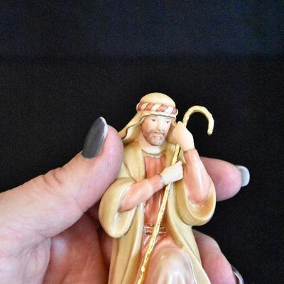 D Lot 66: Lenox Little Town of Bethlehem Nativity Figurines