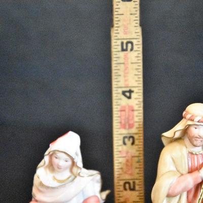 D Lot 66: Lenox Little Town of Bethlehem Nativity Figurines