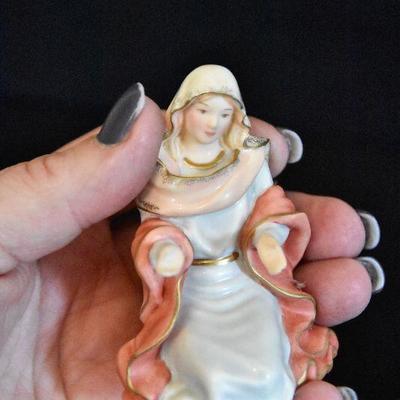 D Lot 66: Lenox Little Town of Bethlehem Nativity Figurines