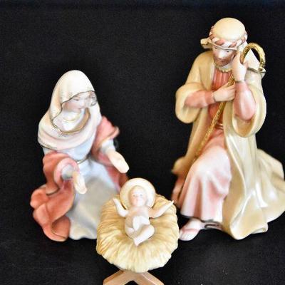 D Lot 66: Lenox Little Town of Bethlehem Nativity Figurines