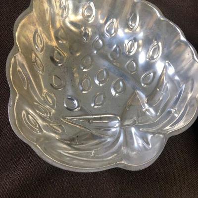 #192 3 Berry Jell-O Molds 