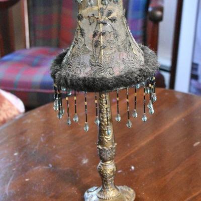 P Lot 152: DÃ©cor with Beaded Lamp