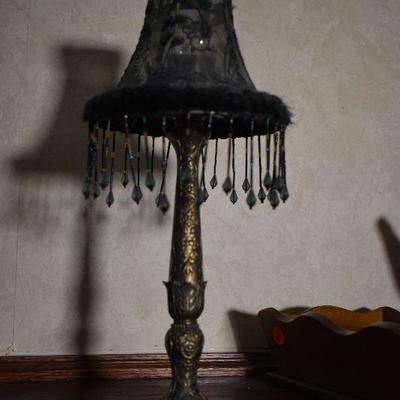 P Lot 152: DÃ©cor with Beaded Lamp
