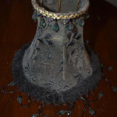 P Lot 152: DÃ©cor with Beaded Lamp
