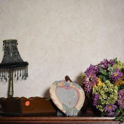 P Lot 152: DÃ©cor with Beaded Lamp