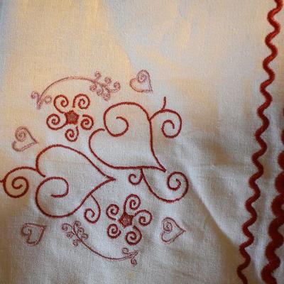 P Lot 154: Linens