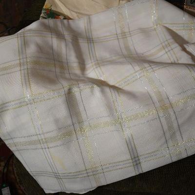 P Lot 155: Vintage Linens