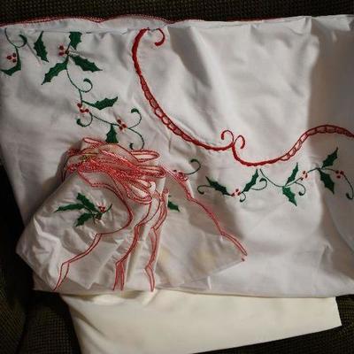 P Lot 155: Vintage Linens