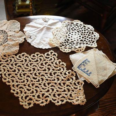 P Lot 155: Vintage Linens